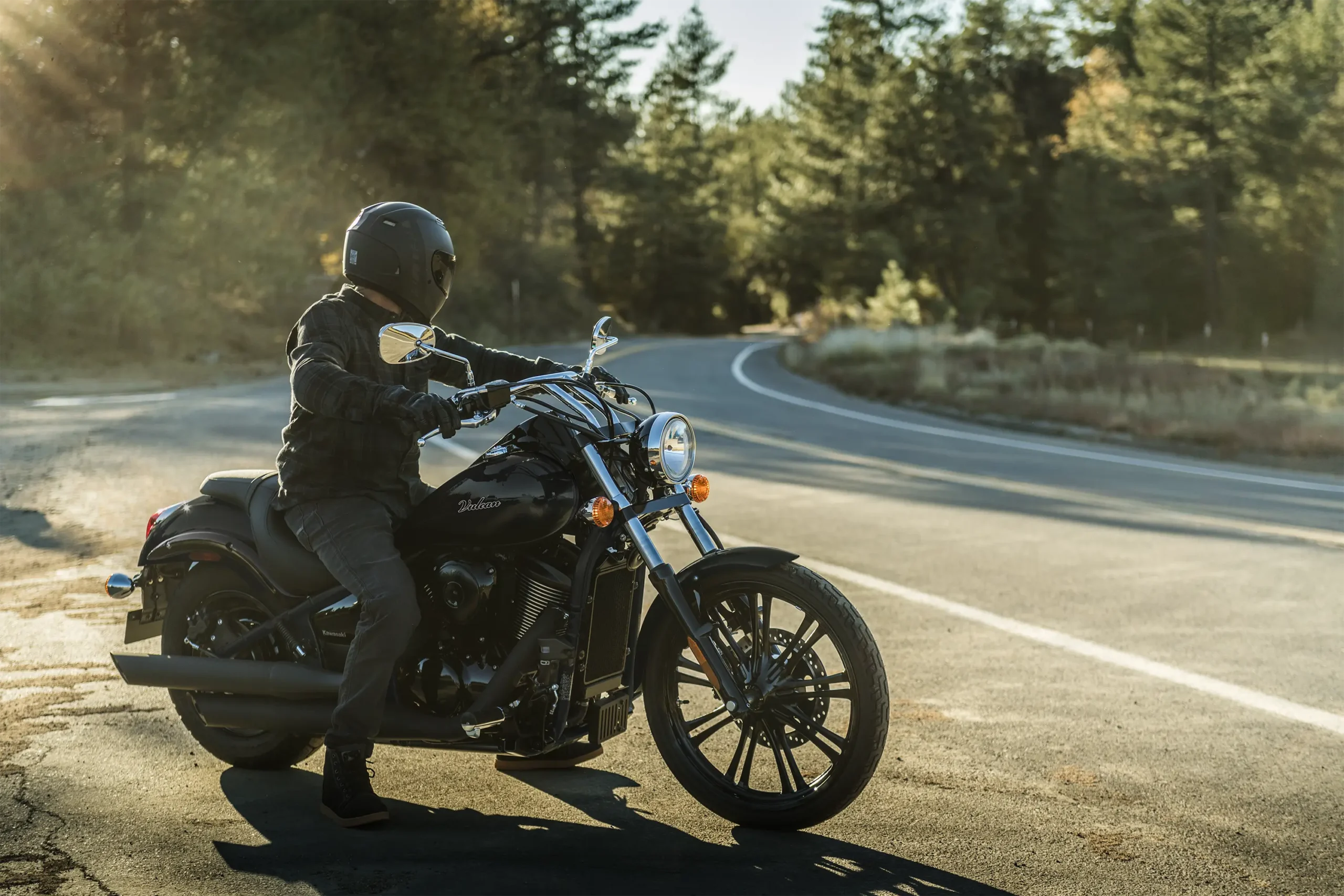 Motosiklet Kawasaki Vulcan 900 Custom, Black (VN900FTFAL) (4) Motosiklet Kawasaki Vulcan 900 Custom, Black (VN900FTFAL) (4)